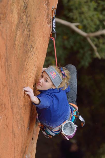 Ecco in azione la statunitense Sasha DiGiulian sulla parete verticale che si trova nei pressi di Waterval Boven, in Sudafrica. La climber ventunenne, che ha cominciato ad arrampicare all&#39;et di 7 anni,  la terza donna nella storia dell&#39;arrampicata capace di scalare un 9 grado (Olycom)